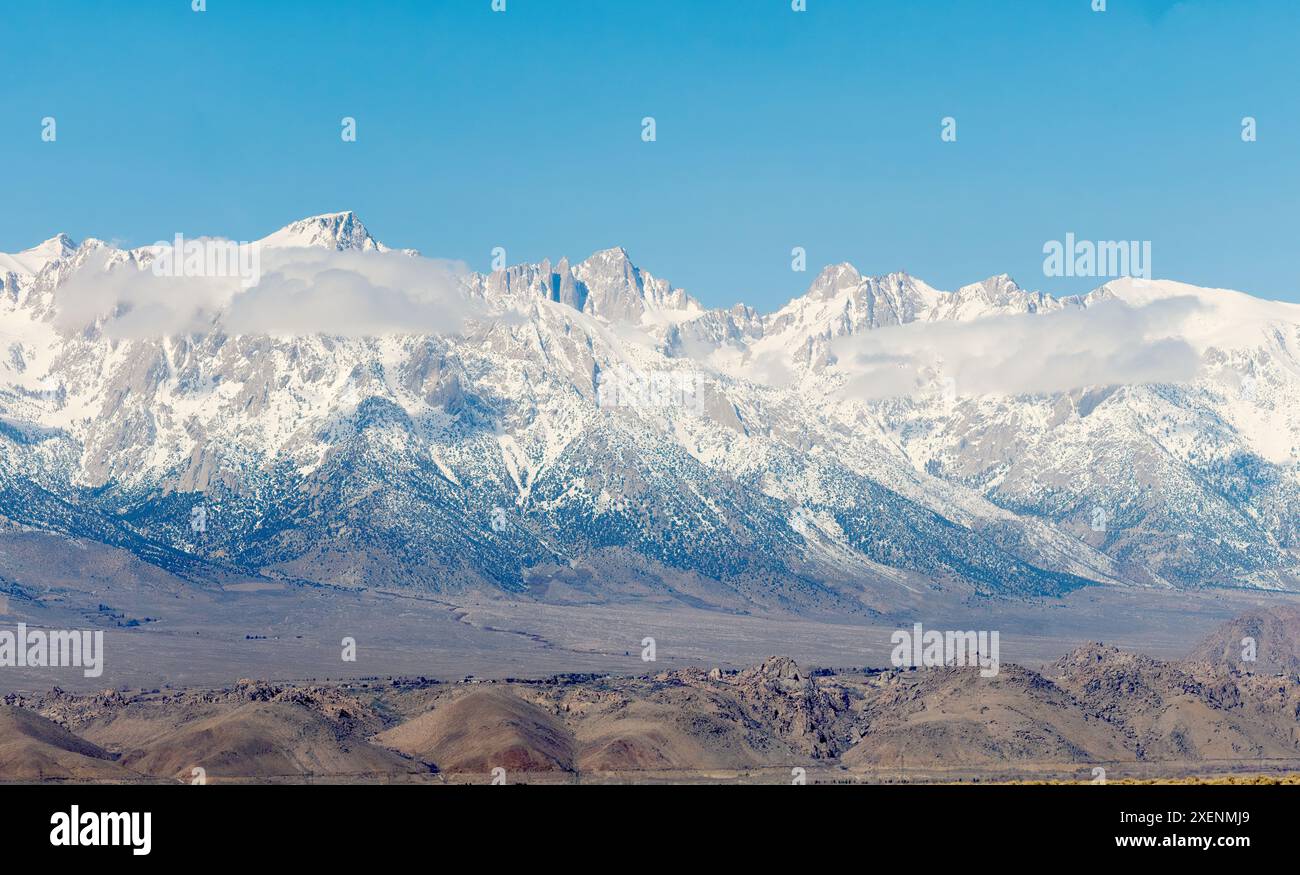 California, catena montuosa della Sierra Nevada, vista panoramica della Sierra orientale con il Monte Whitney al centro Foto Stock