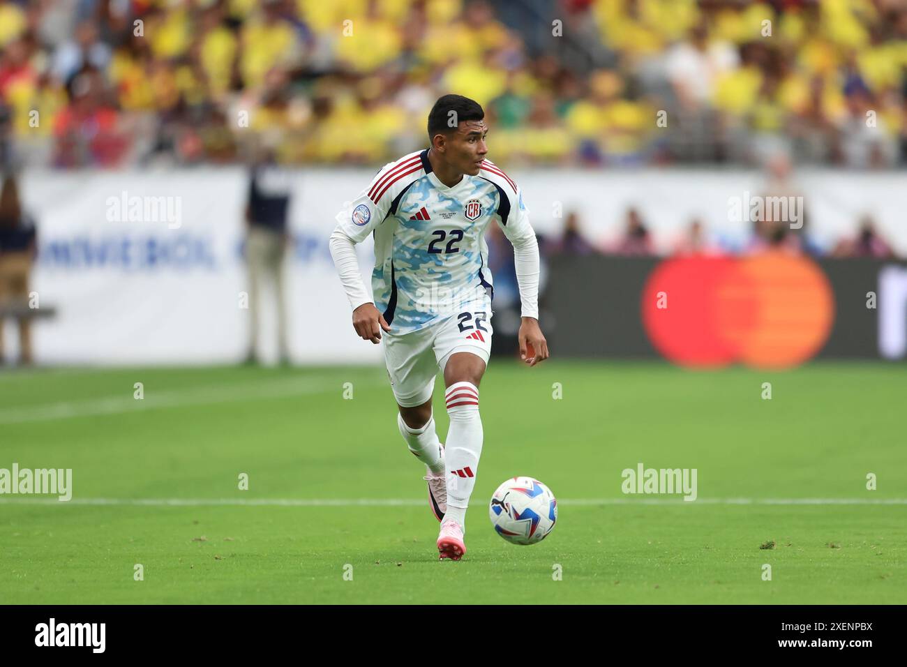 Glendale, Stati Uniti. 28 giugno 2024. GLENDALE, ARIZONA - GIUGNO 28: Haxzel Quirós della Costa Rica controlla la palla durante una partita tra Colombia e Costa Rica come parte del gruppo D della CONMEBOL Copa America 2024 allo State Farm Stadium il 28 giugno 2024 a Glendale, USA. (Foto di Alejandro Salazar/PxImages) credito: PX Images/Alamy Live News Foto Stock