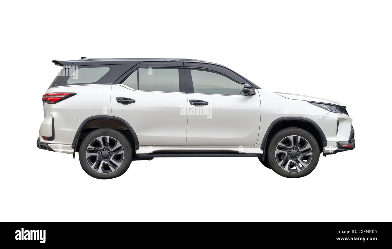 La vista laterale della splendida SUV bianca è isolata su sfondo bianco con percorso di ritaglio. Foto Stock