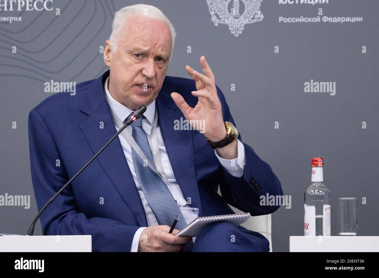 Il presidente del comitato investigativo della Federazione russa Alexander Bastrykin interviene durante la sessione "aspetti giuridici della politica migratoria nella Russia moderna” del secondo giorno del Forum giuridico internazionale di San Pietroburgo. Il Forum giuridico internazionale di San Pietroburgo è la più grande piattaforma di dialogo tra i rappresentanti del settore giuridico, commerciale, politico, e comunità di forze dell'ordine su questioni di legge nell'interesse dei cittadini, delle imprese, migliorando le pratiche di applicazione della legge, promuovendo iniziative legislative per sviluppare la cultura giuridica e regolamentare la sfera socioeconomica in m Foto Stock