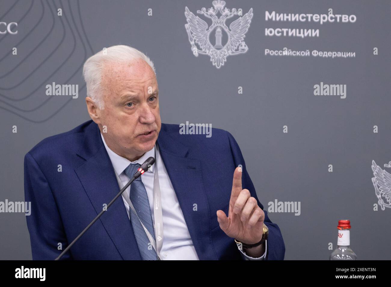 Il presidente del comitato investigativo della Federazione russa Alexander Bastrykin interviene durante la sessione "aspetti giuridici della politica migratoria nella Russia moderna” del secondo giorno del Forum giuridico internazionale di San Pietroburgo. Il Forum giuridico internazionale di San Pietroburgo è la più grande piattaforma di dialogo tra i rappresentanti del settore giuridico, commerciale, politico, e comunità di forze dell'ordine su questioni di legge nell'interesse dei cittadini, delle imprese, migliorando le pratiche di applicazione della legge, promuovendo iniziative legislative per sviluppare la cultura giuridica e regolamentare la sfera socioeconomica in m Foto Stock