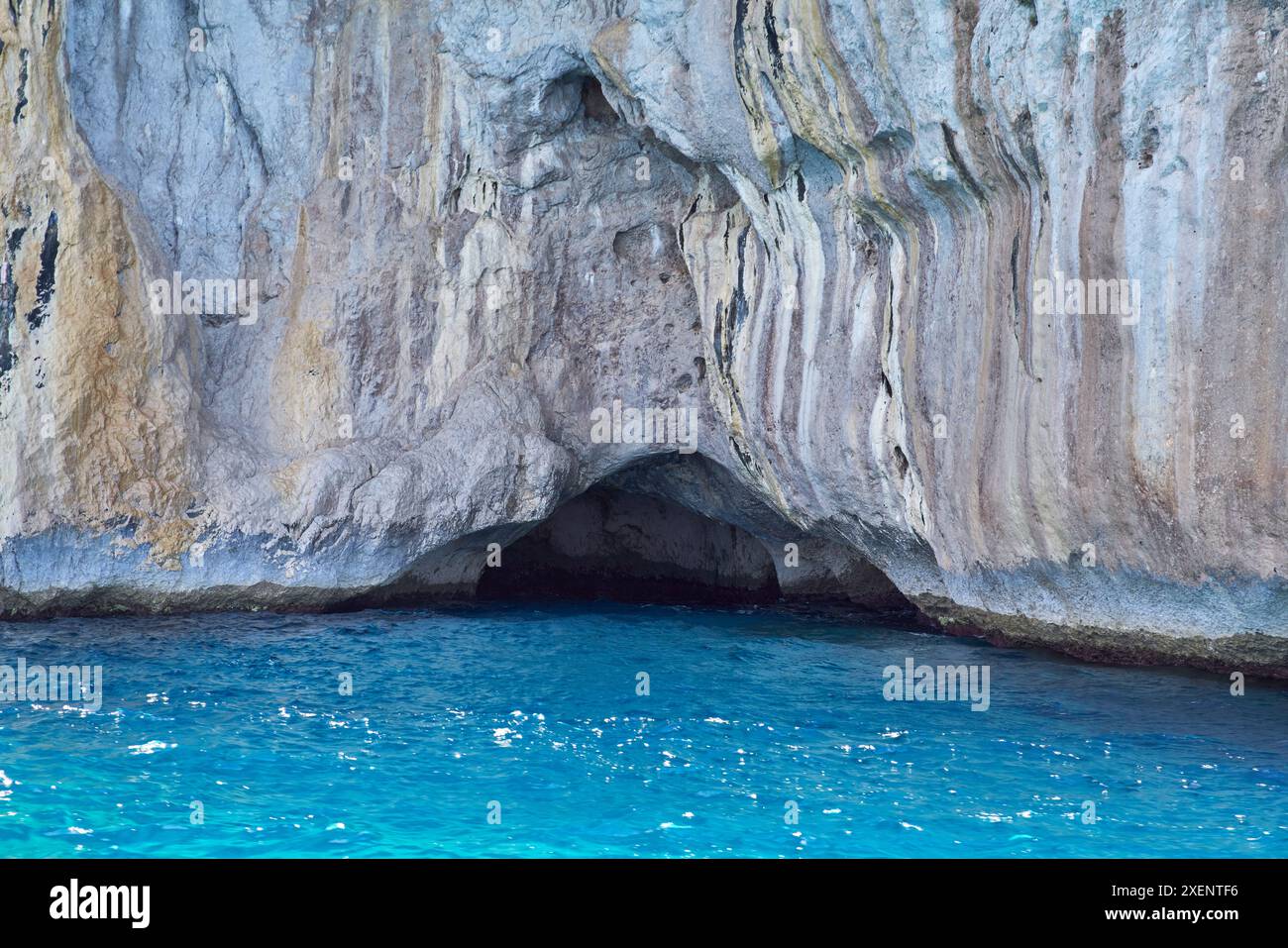 Grotta sulla costa dell'isola di Capri, arcipelago Campaniano, Italia Foto Stock