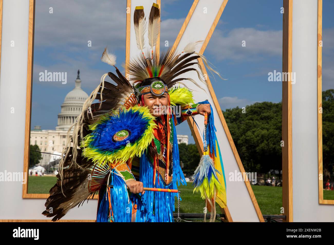 Un artista indigeno posa per le fotografie durante lo Smithsonian Folklife Festival a Washington D.C., negli Stati Uniti, il 28 giugno 2024. Lo Smithsonian Folklife Festival, lanciato nel 1967, è una mostra internazionale del patrimonio culturale vivente presentata ogni anno in estate a Washington, D.C. negli Stati Uniti. Il festival di quest'anno "Indigenous Voices of the Americas: Celebrando il Museo Nazionale degli Indiani d'America" mette in evidenza le tradizioni viventi dei popoli indigeni. Crediti: Aashish Kiphayet/Alamy Live News Foto Stock