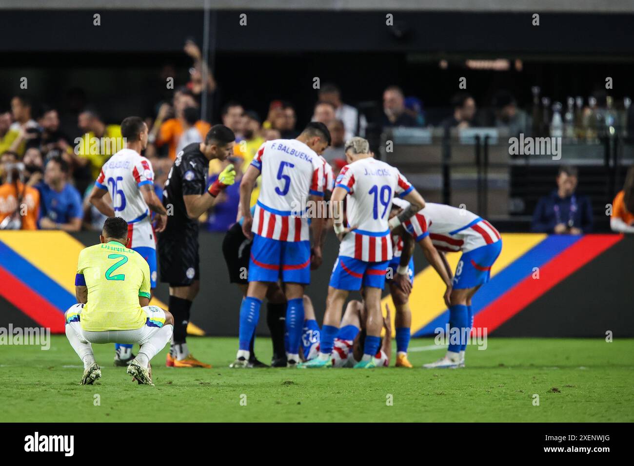 Las Vegas, Nevada, Stati Uniti. 28 giugno 2024. Il difensore del Brasile Danilo Luiz da Silva (2) si prende una pausa durante la partita CONMEBOL Copa America Group D Stage all'Allegiant Stadium tra Paraguay e Brasile il 28 giugno 2024 a Las Vegas, Nevada. Christopher Trim/CSM/Alamy Live News Foto Stock