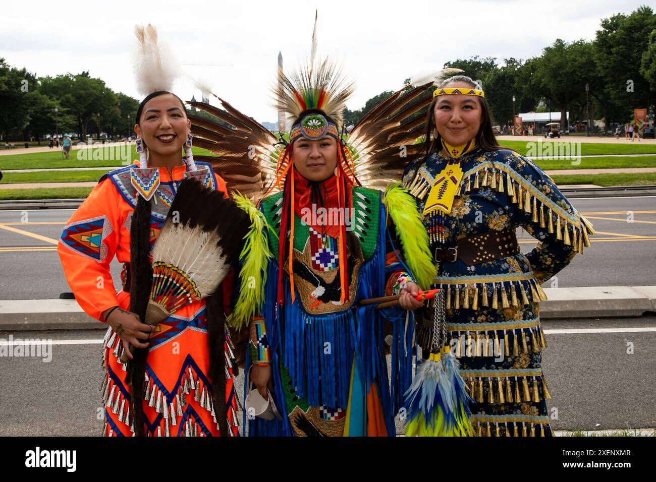 Artisti indigeni stanno posare per le fotografie durante lo Smithsonian Folklife Festival a Washington, DC, negli Stati Uniti, il 28 giugno 2024. Lo Smithsonian Folklife Festival, lanciato nel 1967, è una mostra internazionale del patrimonio culturale vivente presentata ogni anno in estate a Washington, DC negli Stati Uniti. Il festival di quest'anno "Indigenous Voices of the Americas: Celebrando il Museo Nazionale degli Indiani d'America" mette in evidenza le tradizioni viventi dei popoli indigeni. (Foto di Aashish Kiphayet/Sipa USA) credito: SIPA USA/Alamy Live News Foto Stock