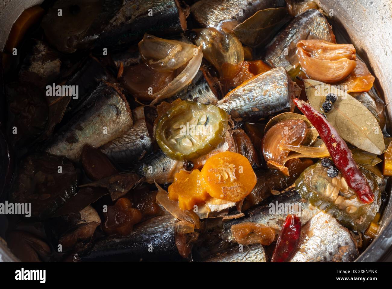 Sardine spagnole appena cucinate in una pentola a pressione - Un piatto filippino Foto Stock