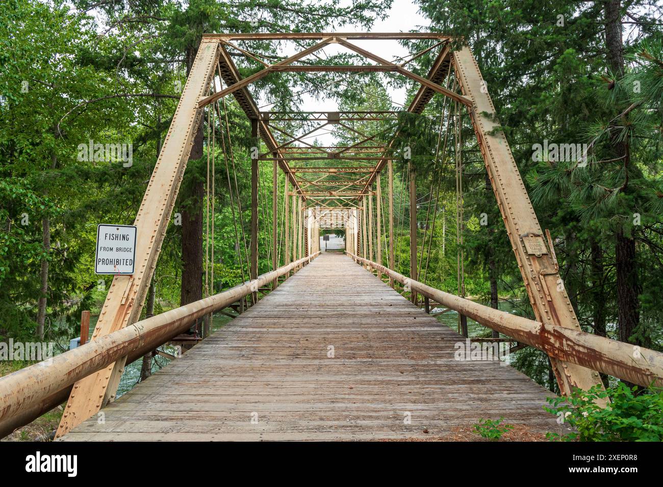 Foto orizzontale della passerella in legno e acciaio di Plain, Washington, un villaggio rurale nelle Cascade Mountains. Foto Stock