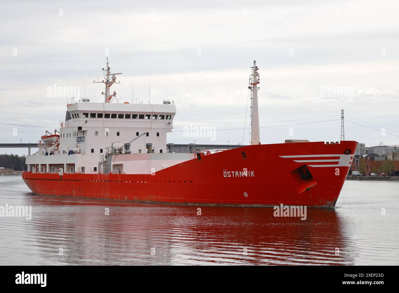 Sodertalje, Svezia - 5 maggio 2024: La portaerei Ostanvik (IMO 7364144) è stata costruita nel 1974, entrando nel canale di Sodertalje dal Mar Baltico, in sé Foto Stock