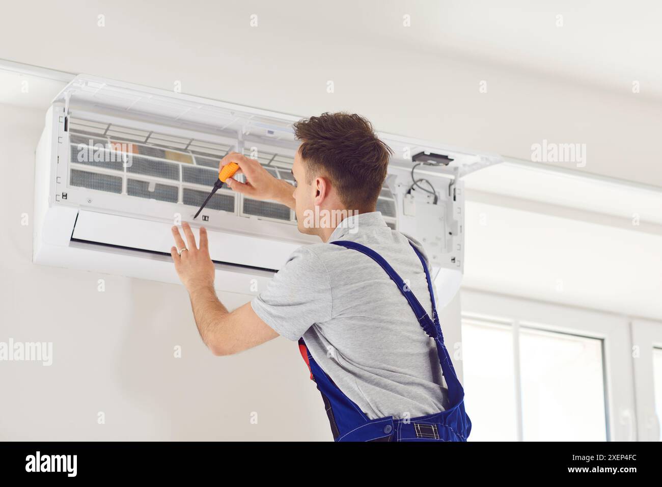 Installazione del condizionatore d'aria, unità interna installata da un tecnico qualificato Foto Stock