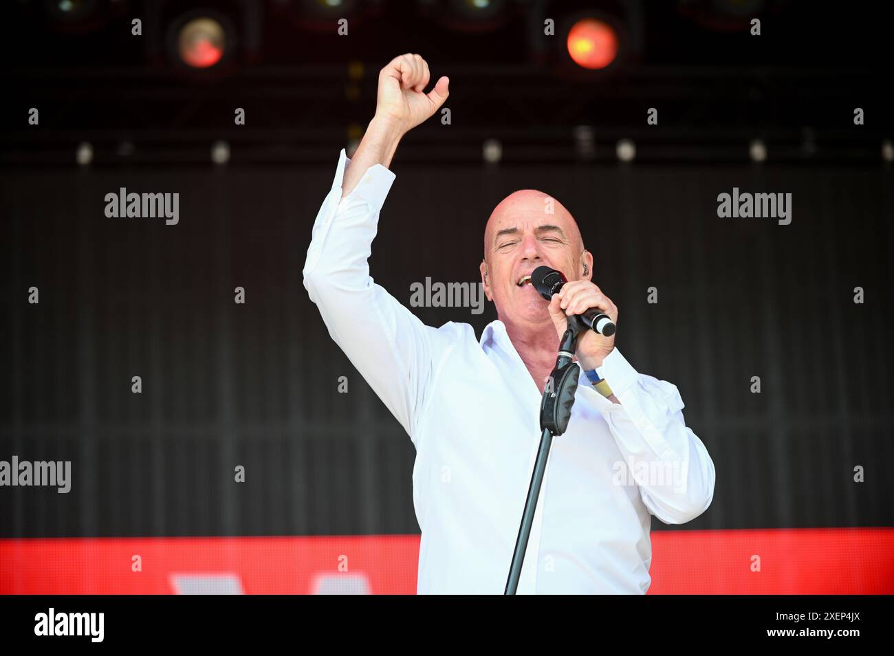 Go West Performing al Lets Rock Leeds 80s Festival 2024 ,Leeds, Regno Unito Foto Stock