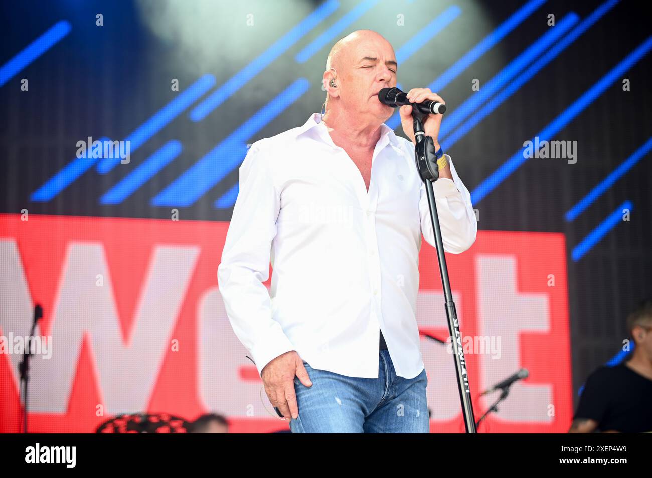 Go West Performing al Lets Rock Leeds 80s Festival 2024 ,Leeds, Regno Unito Foto Stock