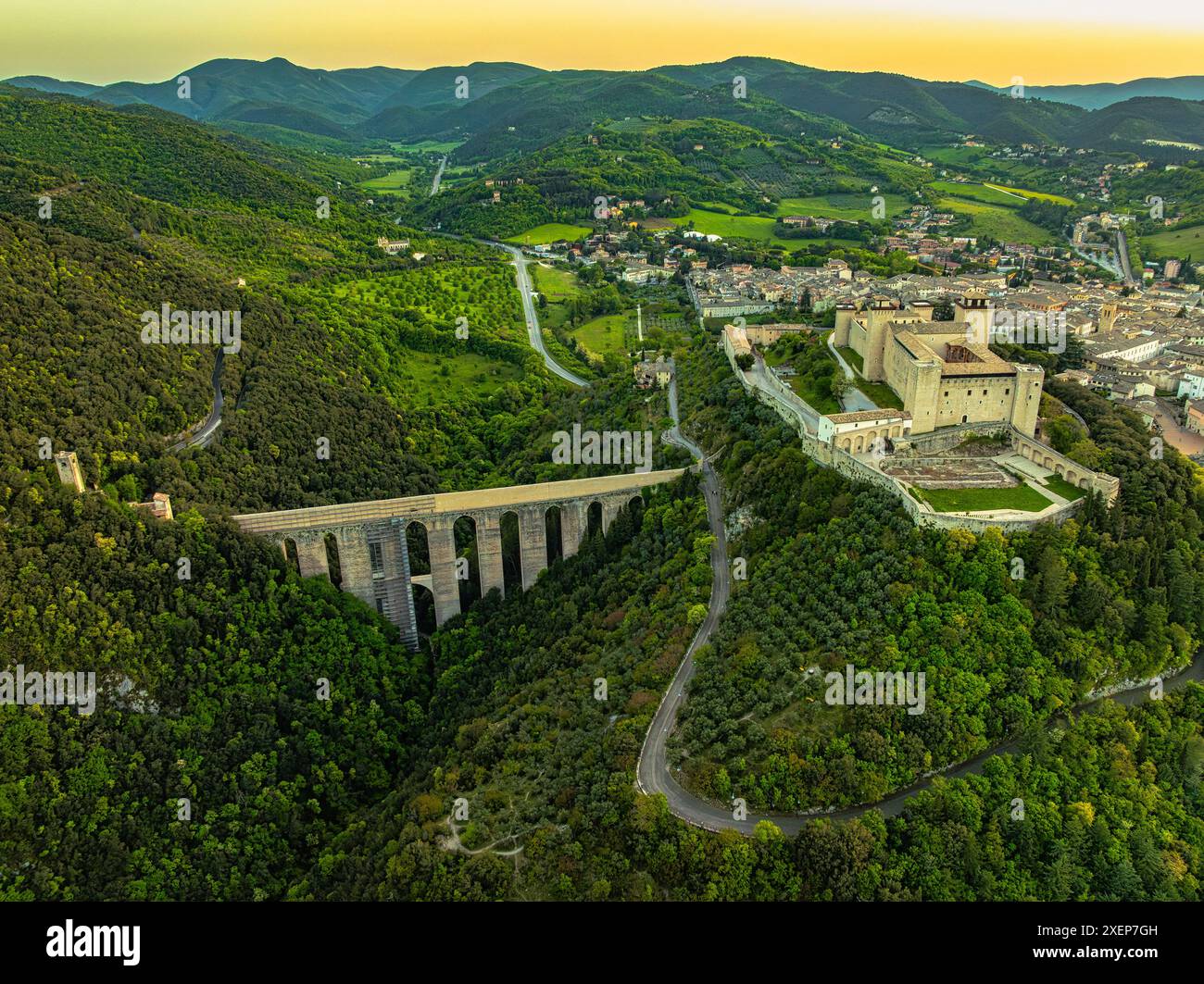 Vista aerea di Rocca Albornoziana e Ponte delle Torri nella città medievale di Spoleto. Spoleto, provincia di Perugia, Umbria, Italia, Europa Foto Stock