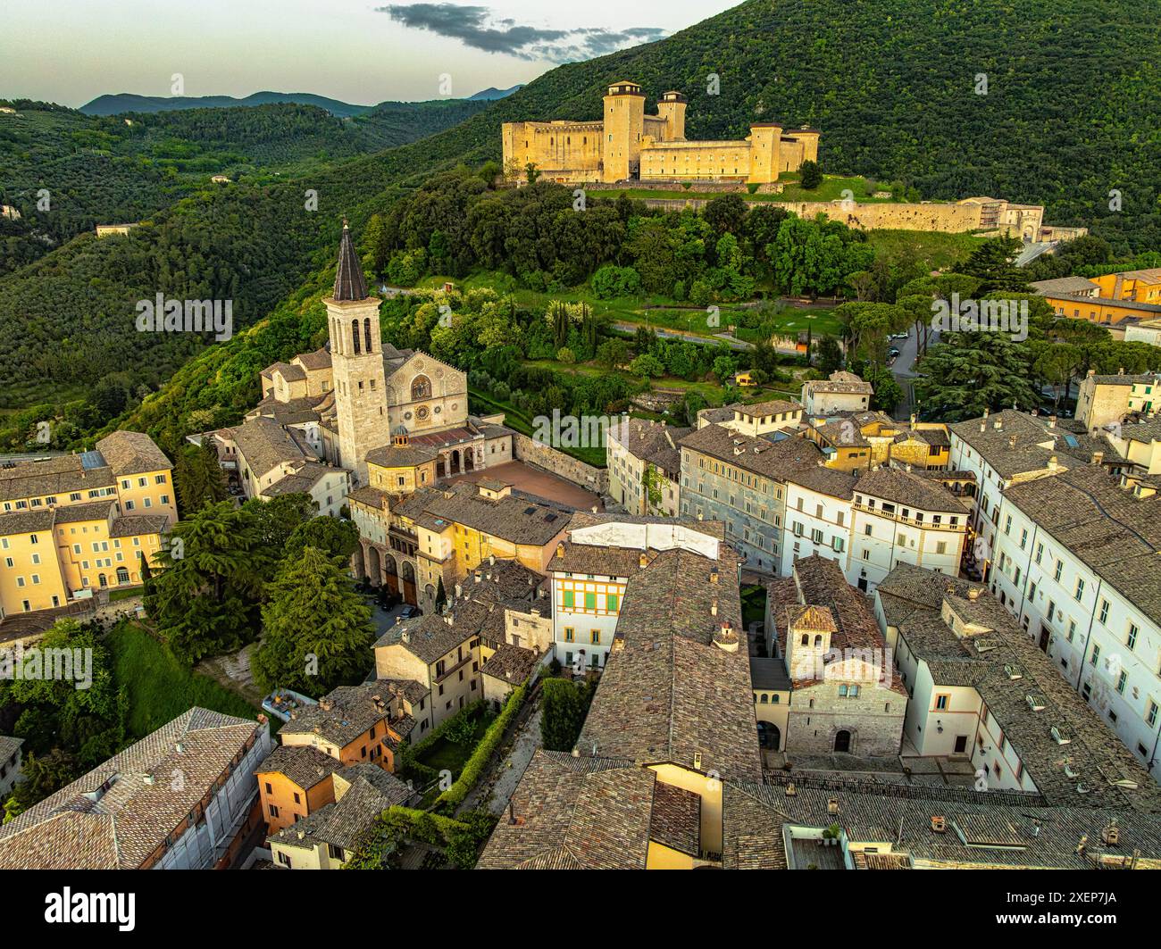 Vista aerea della città medievale di Spoleto con la Rocca Albornoziana, il Duomo e gli edifici storici. Spoleto, provincia di Perugia, Umbria Foto Stock