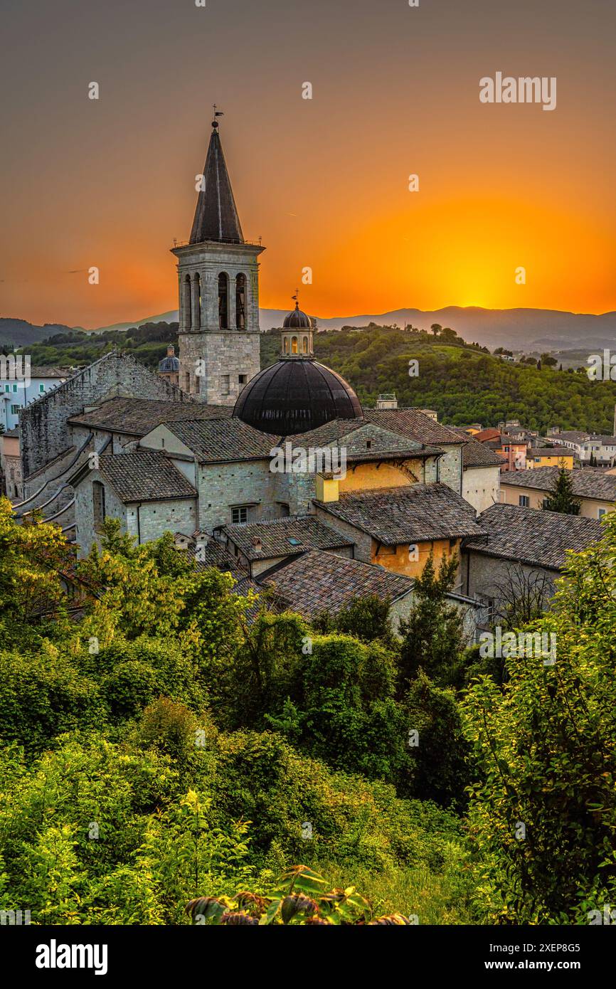 Panorama del complesso cattedrale di Santa Maria Assunta a Spoleto illuminato dalla luce del tramonto. Spoleto, provincia di Perugia, Umbria, Italia Foto Stock