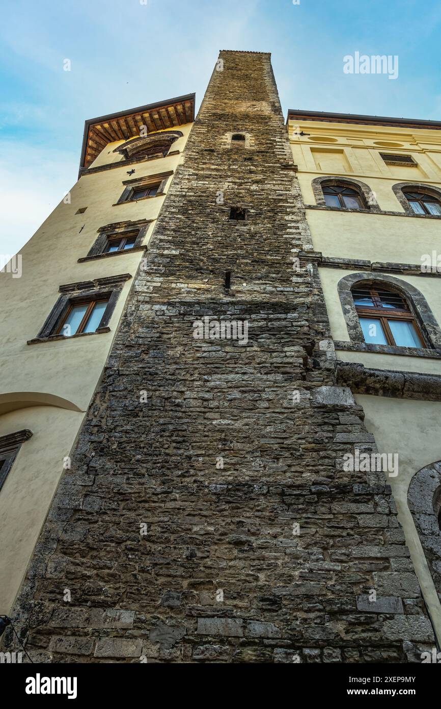 La Torre dell'olio è la torre più alta della città di Spoleto e faceva parte del sistema di difesa della città. Spoleto, provincia di Perugia, Umbria, Italia, Europa Foto Stock