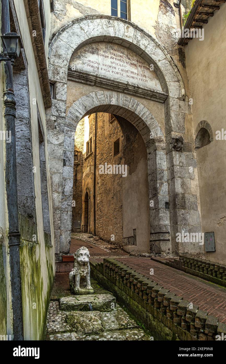 Porta fuga, una delle porte delle mura di Spoleto. Il nome deriva dalla leggenda dell'espulsione dell'esercito cartaginese di Annibale. Spoleto, Umbria Foto Stock