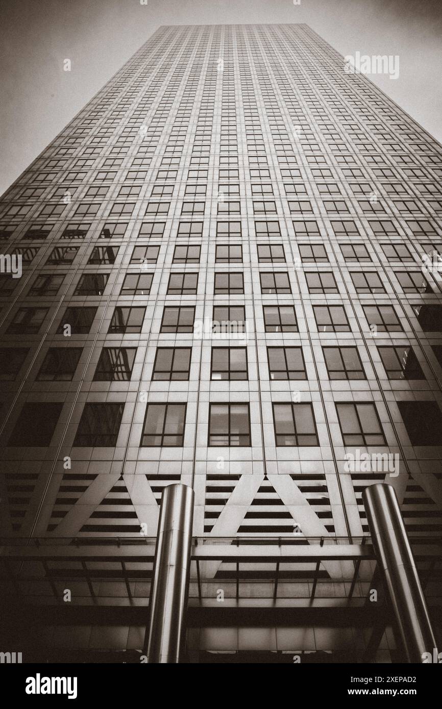 La facciata di una torre raggiunge il cielo Foto Stock