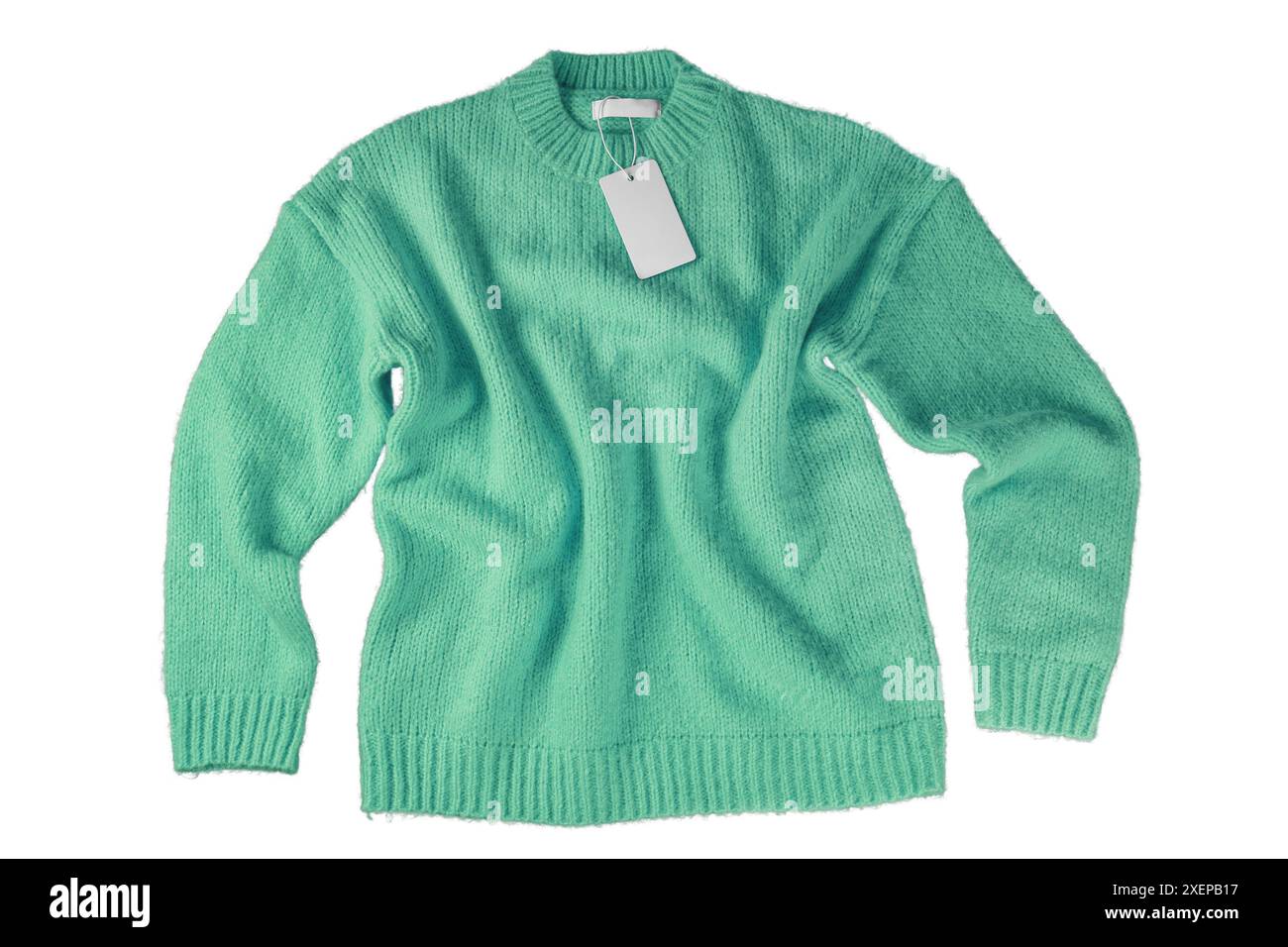 Maglione verde a maglia da donna in autunno con etichetta vuota isolata su sfondo bianco. Concept di abbigliamento creativo, accogliente creasy invernale Foto Stock