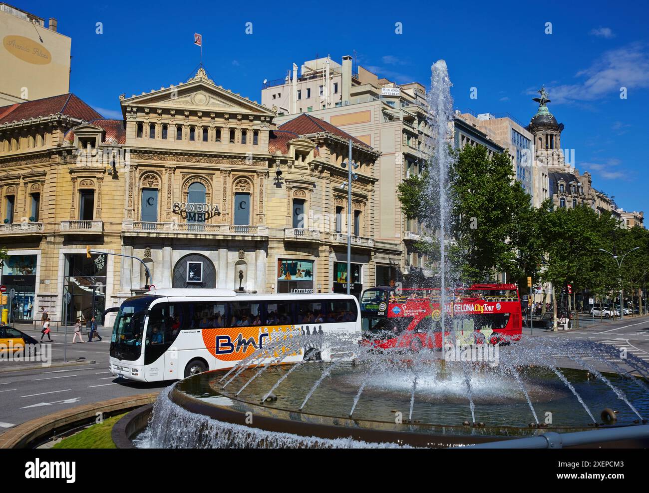 Autobus turistico. Gran via de les Corts Catalanes. Passeig de Gracia. Barcellona. Catalogna. Spagna. Foto Stock
