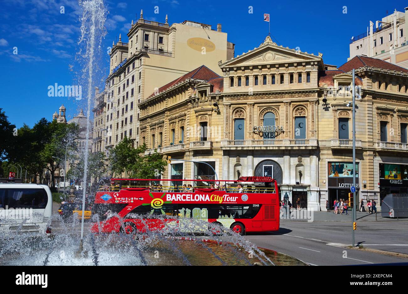 Autobus turistico. Gran via de les Corts Catalanes. Passeig de Gracia. Barcellona. Catalogna. Spagna. Foto Stock