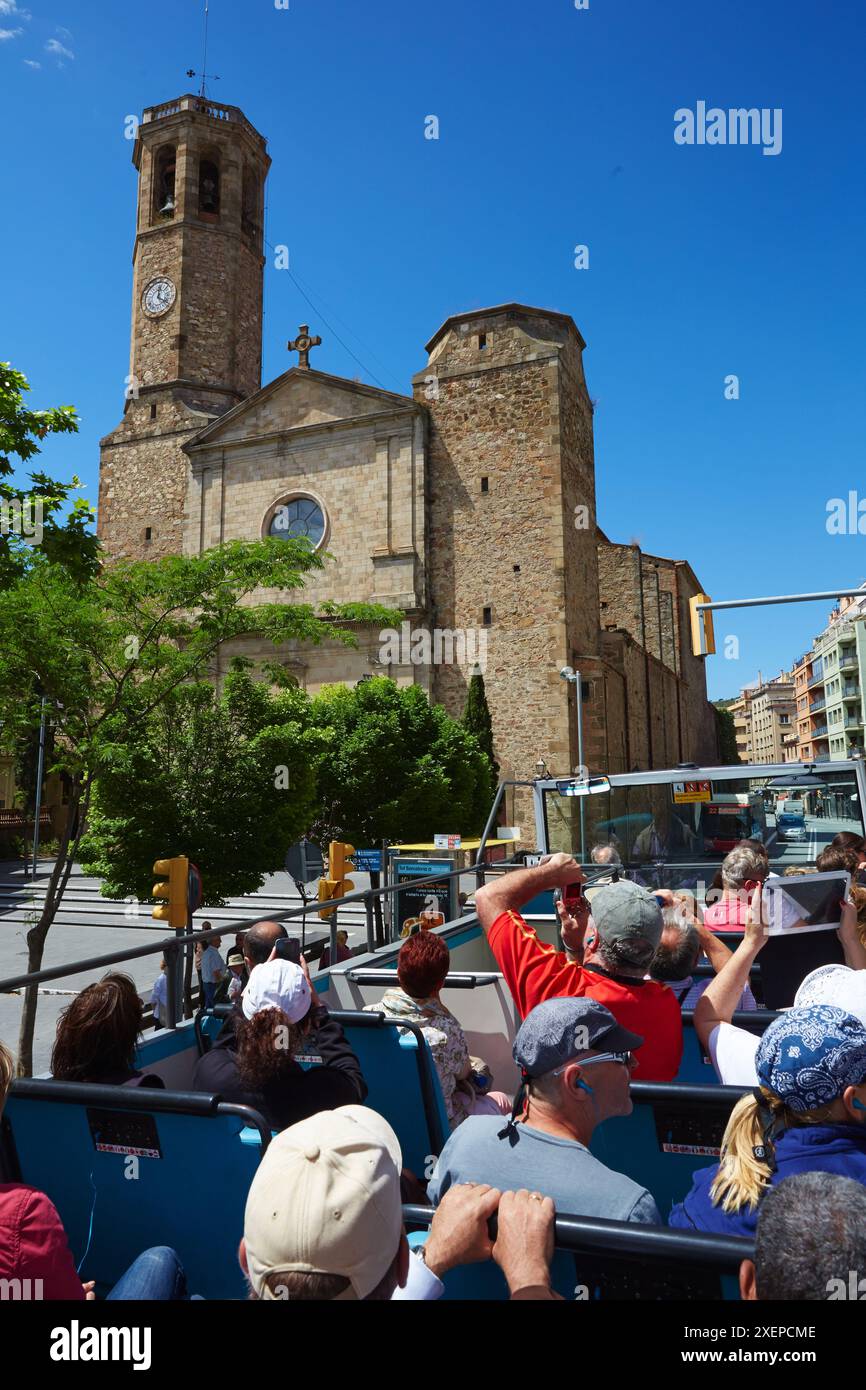 Autobus turistico, chiesa parrocchiale di Sant Vicenj de Sarrià, Barcellona, Catalogna, Spagna Foto Stock