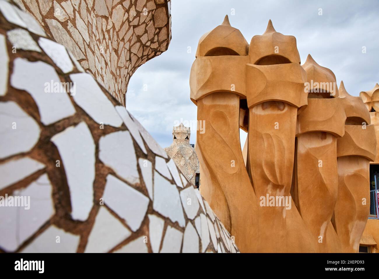 Camini sul tetto di Casa Mila, La Pedrera edificio, Antoni Gaudi, Barcellona, in Catalogna, Spagna Foto Stock