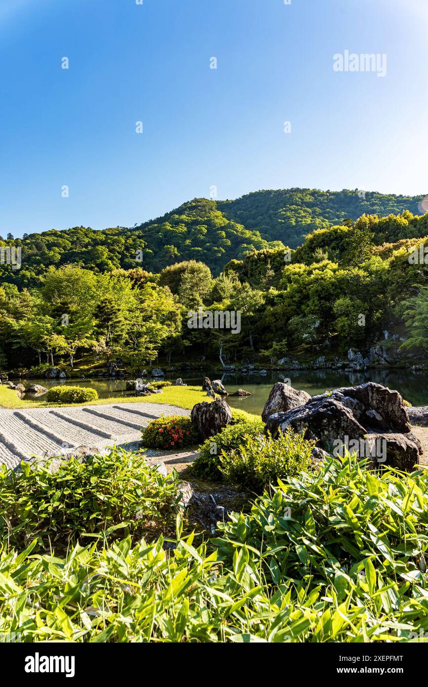 Lo stagno di Sogen e il giardino asciutto nel tempio Tenryū-ji, la setta Rinzai del Buddhismo Zen, a Ukyo Ward, città di Kyoto, Giappone. Foto Stock