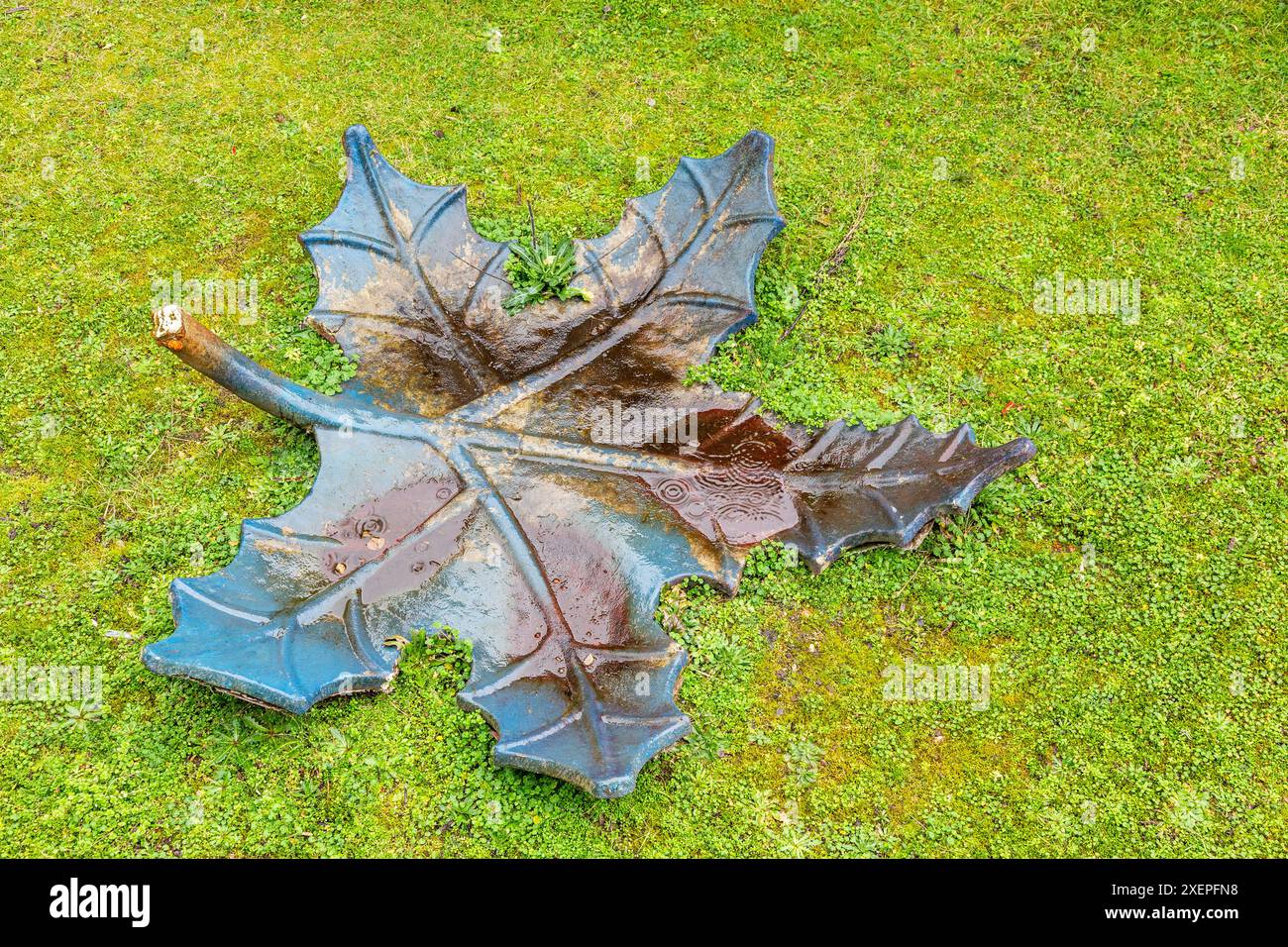 Fusione in ghisa di una foglia di albero. Foto Stock