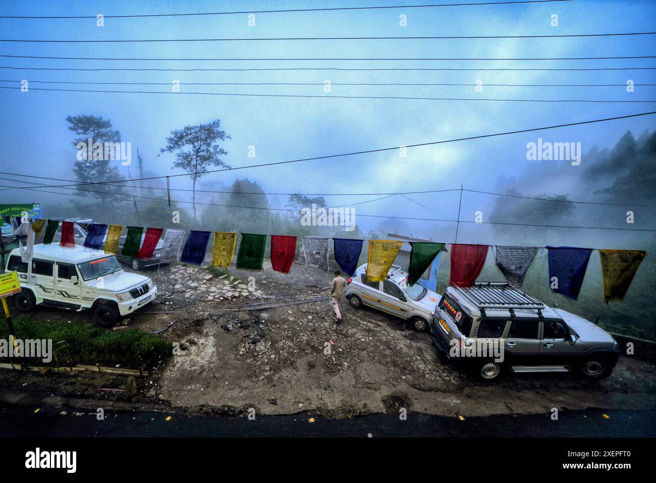 Darjeeling, India. 22 giugno 2024. Una vista di Darjeeling da un soggiorno a casa di Lepcha jagat. Lepchajagat è un piccolo villaggio nella foresta ad un'altitudine di 6.956 piedi (cioè 2123 metri) situato a 19 km da Derjeeling situato sul percorso che collega Ghoom e Sukhiapokhari. Lepchajagat significa “rifugio della tribù Lepcha” nella lingua originale. Credito: SOPA Images Limited/Alamy Live News Foto Stock