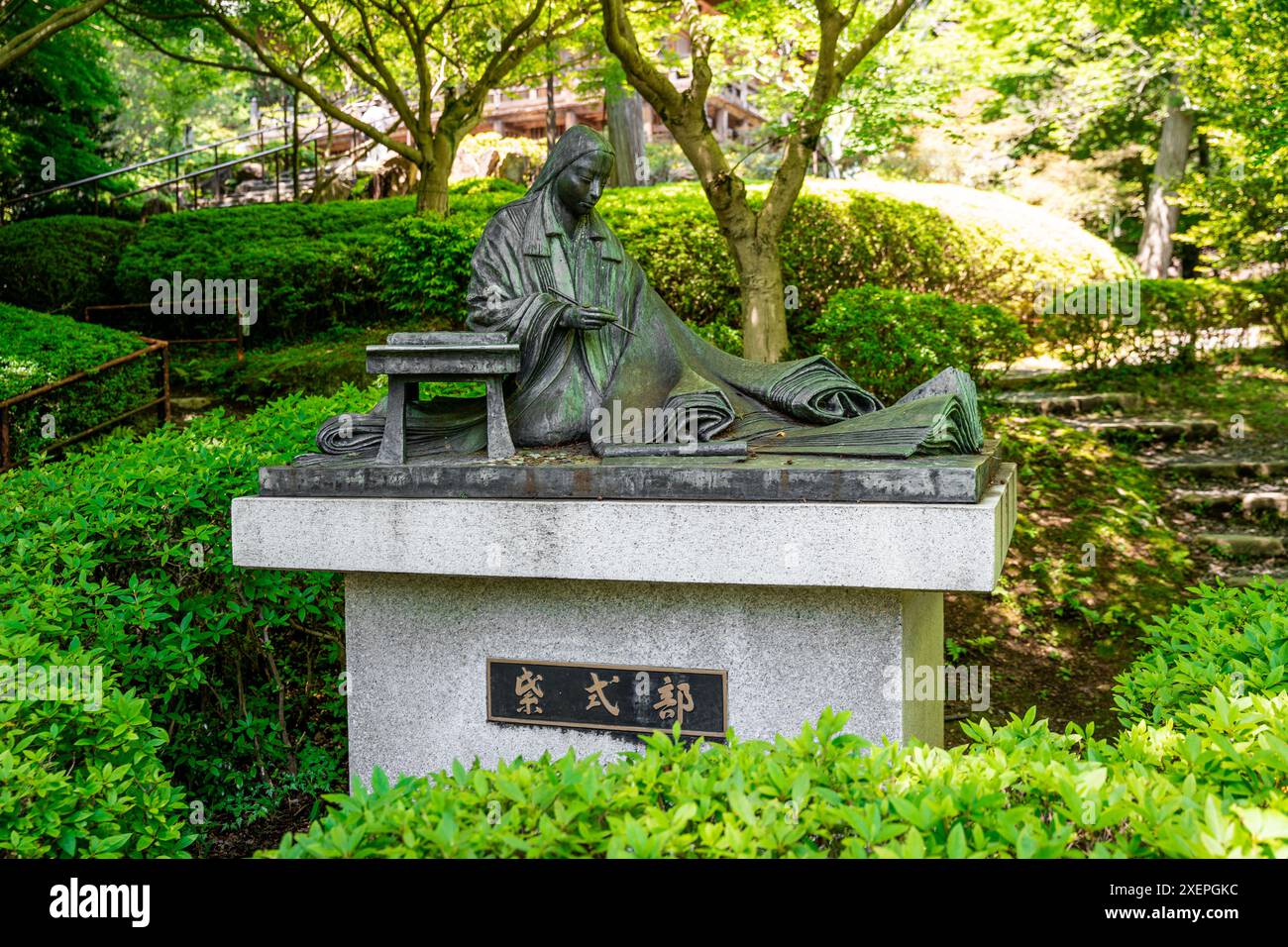 Statua della scrittrice giapponese Murasaki Shikibu, vissuta nel periodo Heian, nel tempio di Ishiyamadera, a Otsu, prefettura di Shiga, regione del Kansai, Giappone Foto Stock