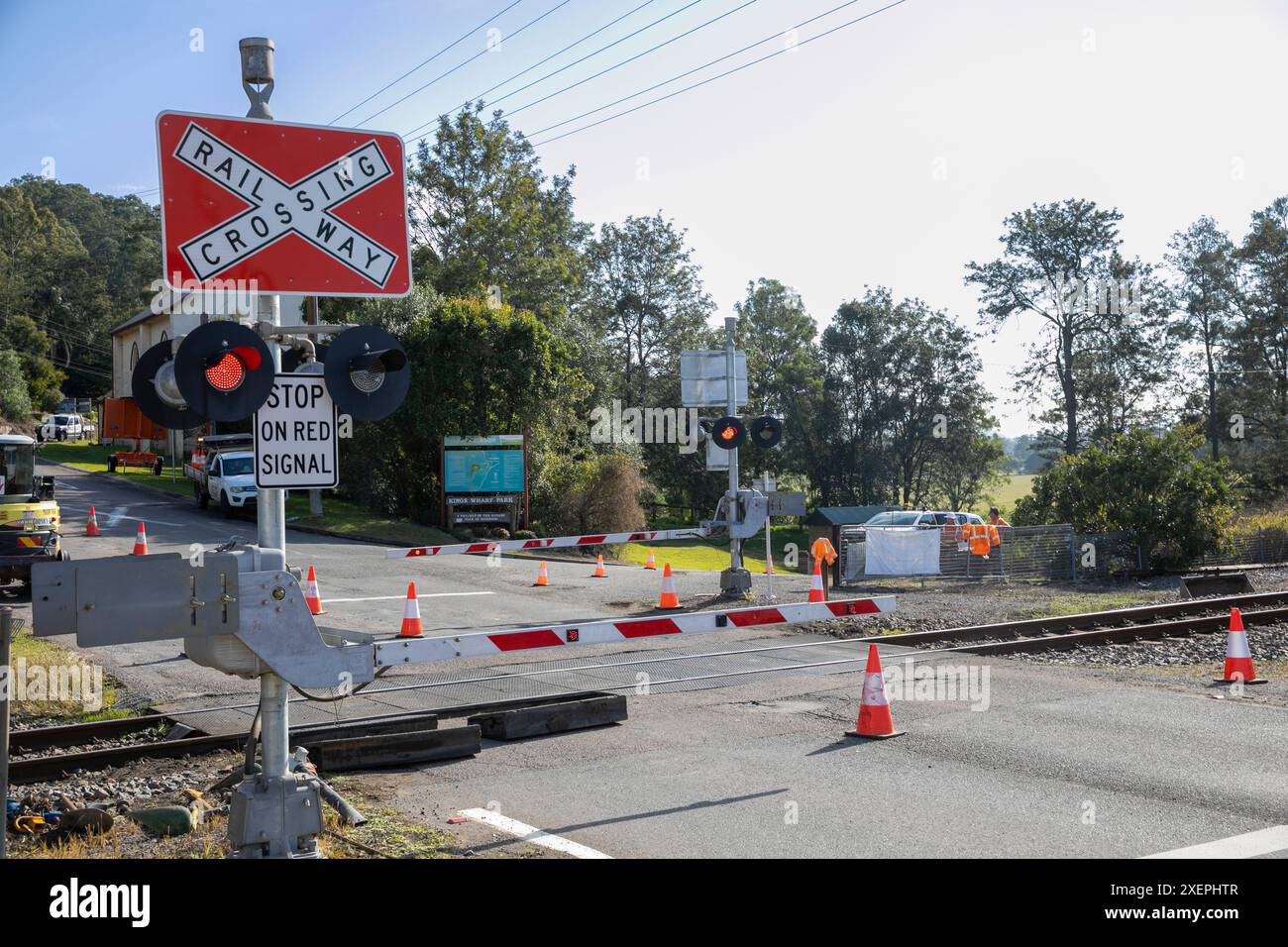 Attraversamento ferroviario nel villaggio di Paterson con lavori di manutenzione ferroviaria in corso, nuovo Galles del Sud, Australia Foto Stock