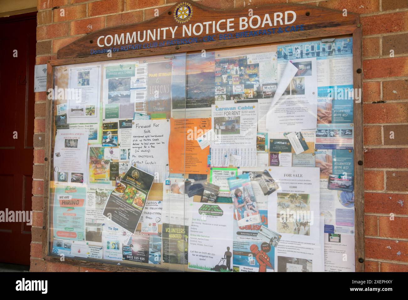 Paterson , villaggio di campagna australiano nel nuovo Galles del Sud regionale, con tabellone per la comunita' fuori dall'ufficio postale locale, NSW, Australia Foto Stock