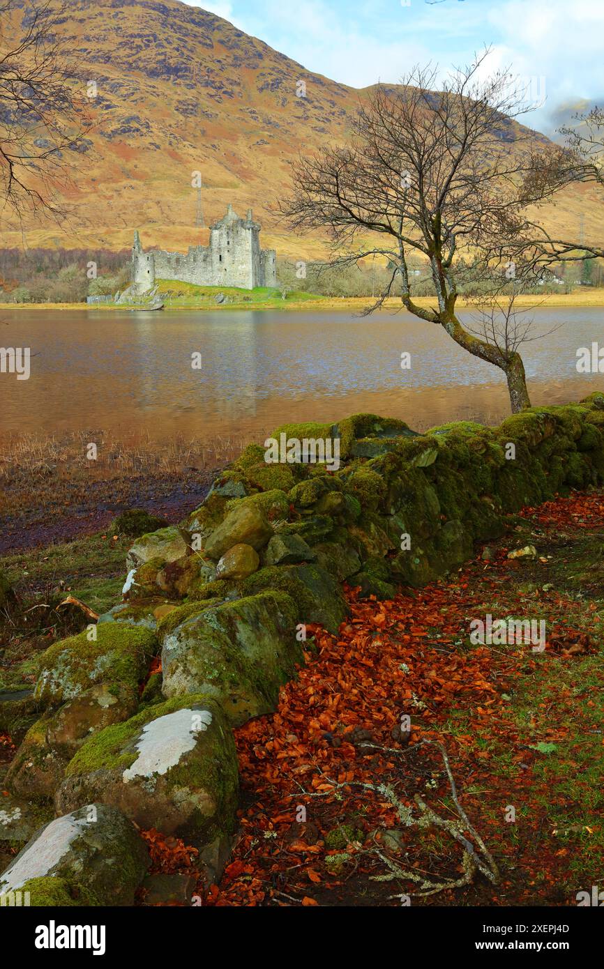 Loch Awe con Kilchurn Castle sullo sfondo. Argyl e Bute, Scozia, Regno Unito. Foto Stock