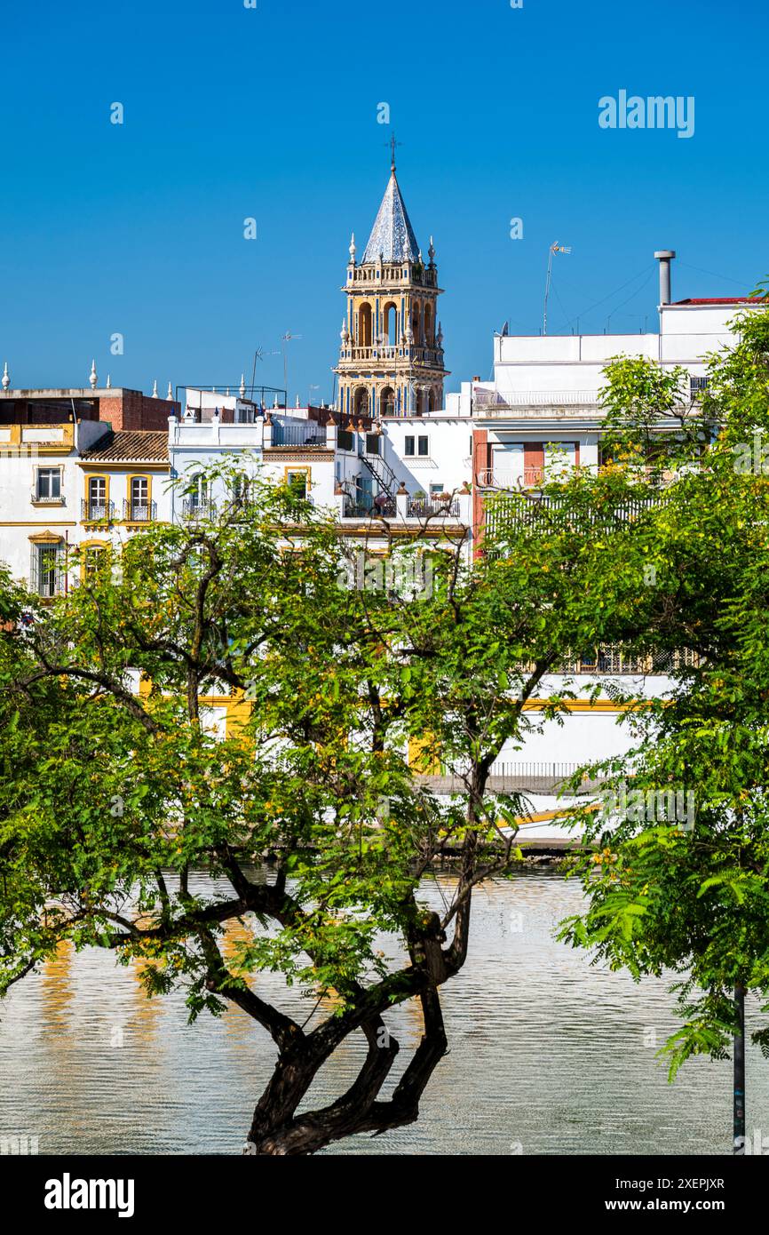 Vista panoramica del quartiere di Triana e del fiume Guadalquivir, Siviglia, Andalusia, Spagna Foto Stock