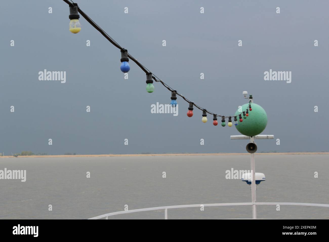 Calma prima della tempesta su un lago Foto Stock