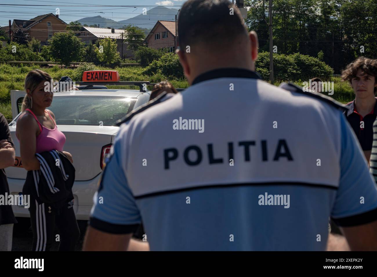 Petrosani, Hunedoara, Romania - 18 giugno 2024 esame di patente di guida, gli agenti di polizia si presentano ai candidati, e danno loro l'ultimo Foto Stock