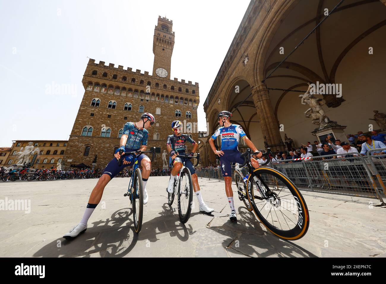 Rimini, Italia. 29 giugno 2024. Il danese Jonas Vingegaard del Team Visma-Lease a Bike, l'italiano Matteo Sobrero di Bora-Hansgrohe e il belga Remco Evenepoel di Soudal Quick-Step nella foto prima della prima tappa della gara ciclistica Tour de France 2024, da Firenze, Italia a Rimini, Italia (206 km) sabato 29 giugno 2024. La 111a edizione del Tour de France inizia sabato 29 giugno e si concluderà a Nizza, in Francia, il 21 luglio. BELGA PHOTO POOL LUCA BETTINI/ SPRINT CYCLING AGENCY credito: Belga News Agency/Alamy Live News Foto Stock