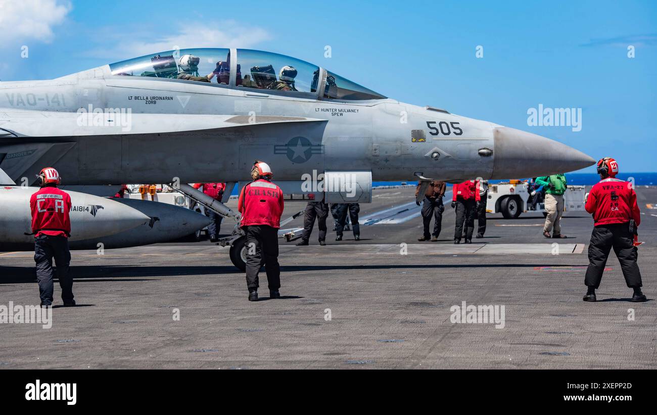 240624-N-OE145-1034 PACIFIC OCEAN (24 giugno 2024) i marinai guidano un EA-18G Growler, attaccato allo Shadowhawks of Electronic Attack Squadron (VAQ) 141 Foto Stock