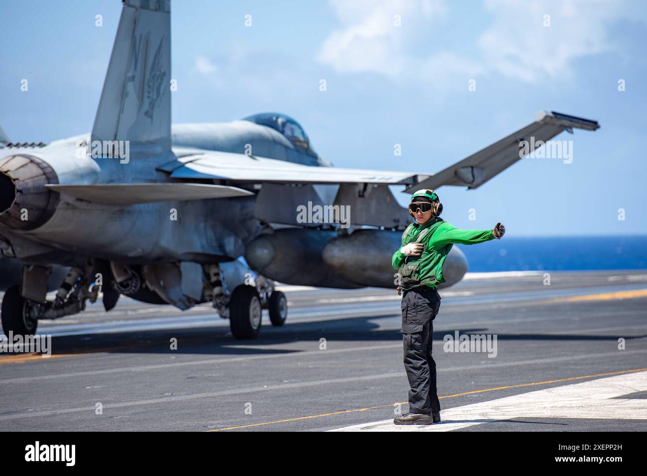 240624-N-OE145-1282 PACIFIC OCEAN (24 giugno 2024) Aviation Boatswain's Mate Airman (Launch/Recovery Equipment) Carnell Hill, da Lexington, South Car Foto Stock