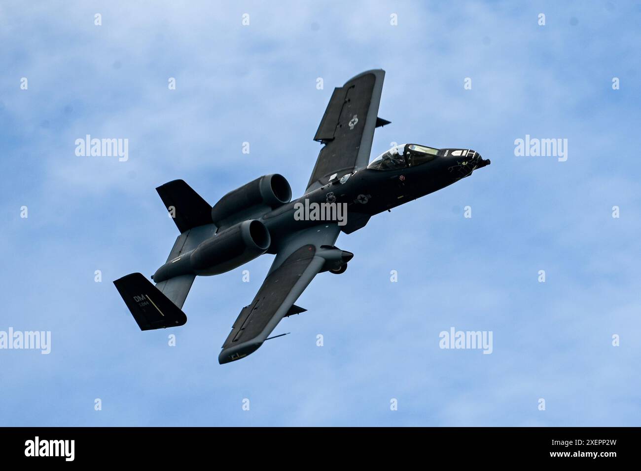 Un A-10C Thunderbolt II assegnato all'A-10 Demonstration Team si esibisce durante l'airshow Fairchild SkyFest 2024 e all'aperto presso Fairchild Air for Foto Stock