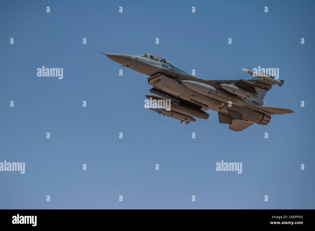 Un F-16 Fighting Falcon della U.S. Air Force assegnato al 510th Expeditionary Fighter Squadron decolla per l'esercitazione Falcon Talon 2024 da un ignoto Foto Stock