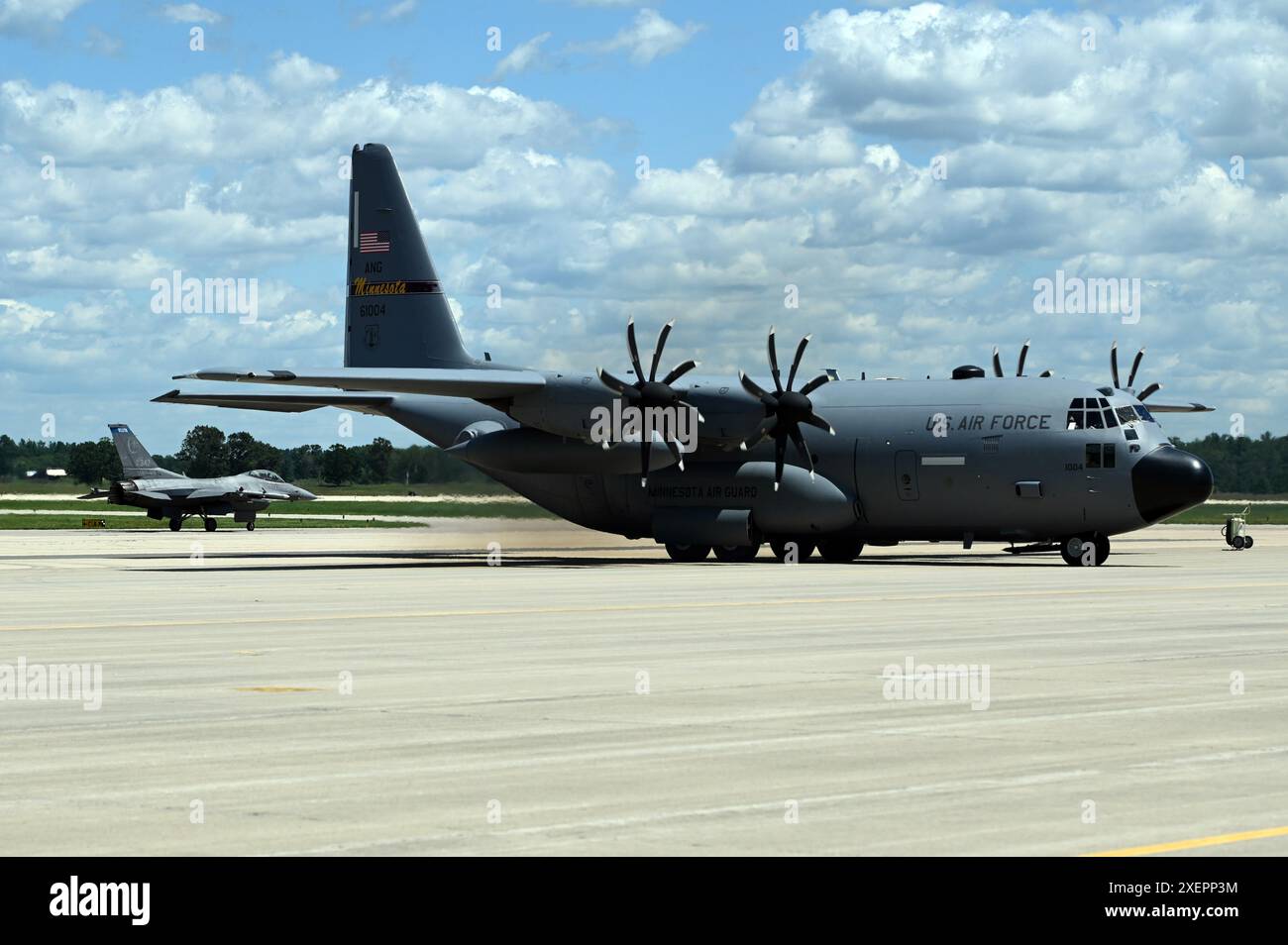 Il 148th Fighter Wing e il 133rd Airlift Wing, Minnesota Air National Guard, hanno collaborato durante un esercizio di preparazione del 133rd Airlift Wing 'operazione Mo Foto Stock