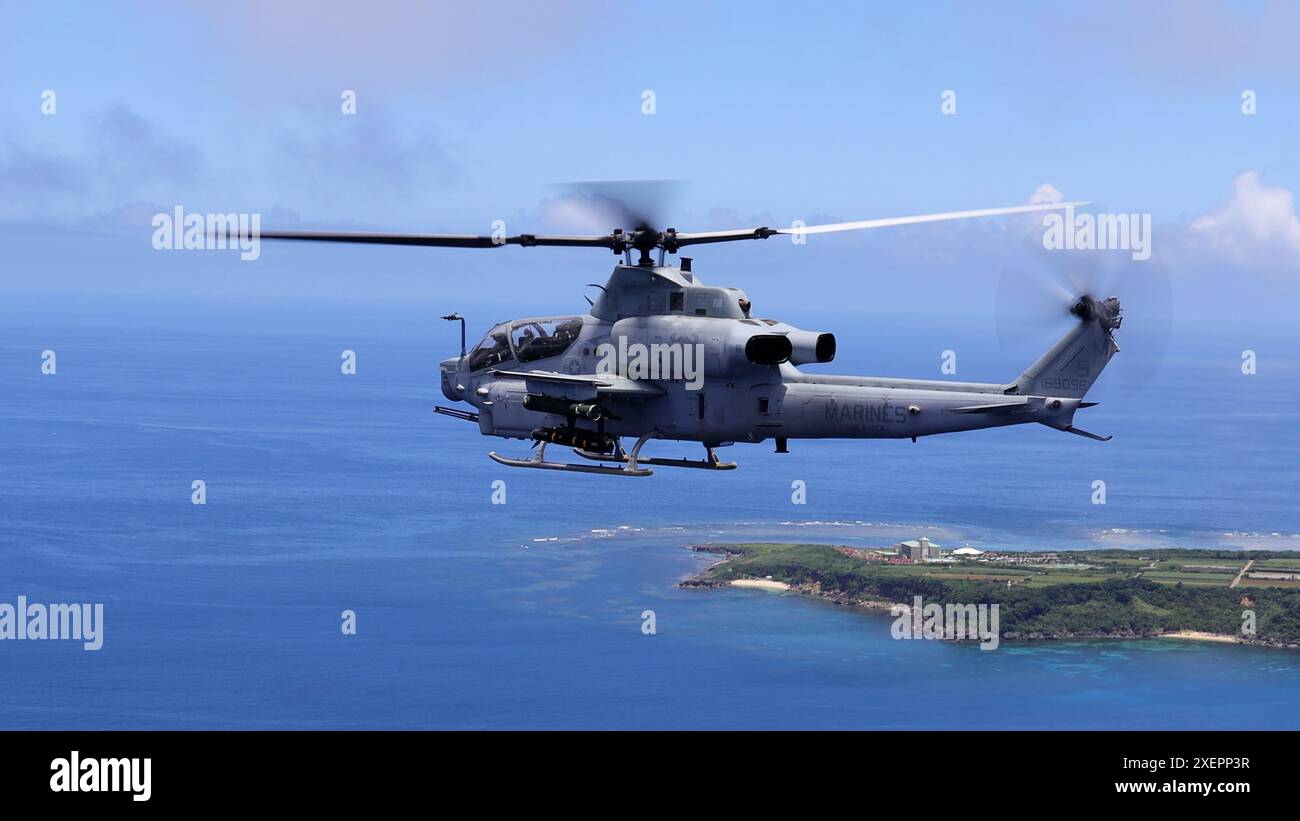 I piloti di elicotteri d'attacco AH-1Z del corpo dei Marines con Marine Medium Tiltrotor Squadron 262 (Rein.), 31st Marine Expeditionary Unit, volano con un armato Foto Stock