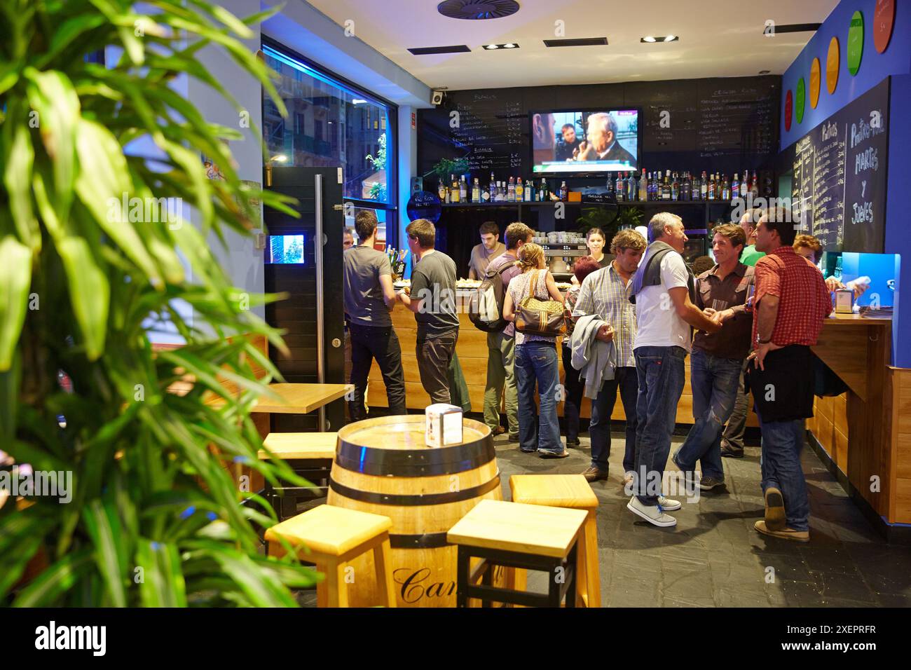 Persone che bevono vino e mangiano tapas in un bar, 'pintxo pote', quartiere Gros, Donostia (San Sebastian), Gipuzkoa, paesi Baschi, Spagna Foto Stock