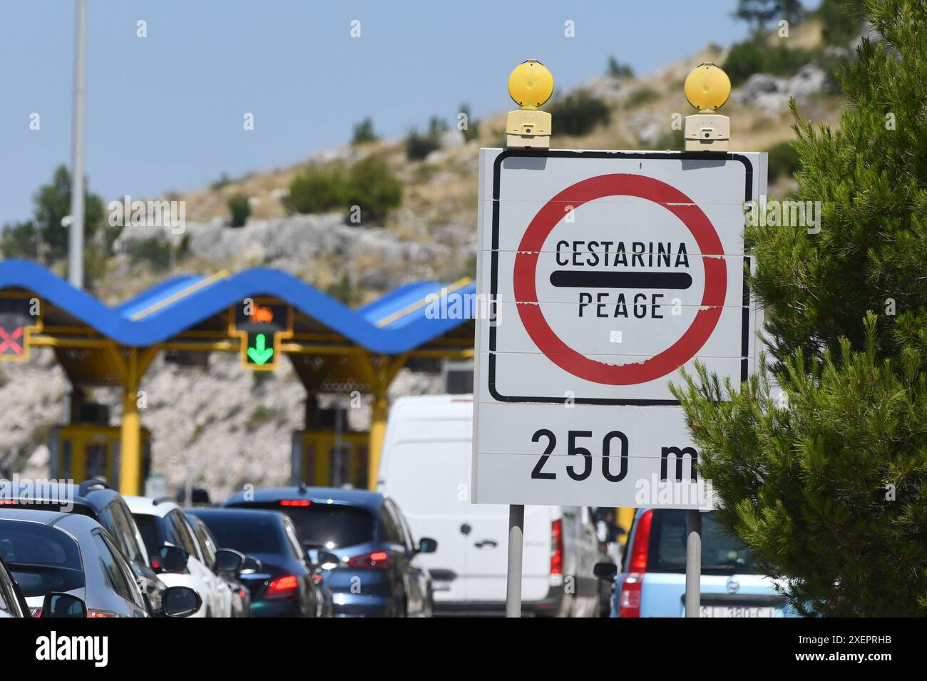 Sibenik, Croazia. 29 giugno 2024. Le auto fanno la fila in una stazione a pedaggio sull'autostrada A1 croata a Sibenik, Croazia, il 29 giugno 2024. Le autostrade croate hanno annunciato un aumento dei pedaggi autostradali, a partire da lunedì 1 luglio fino al 30 settembre. Durante questo periodo, i prezzi dei pedaggi aumenteranno del 10% per i veicoli delle categorie I.. A, i e II. Credito: Pixsell/Alamy Live News Foto Stock