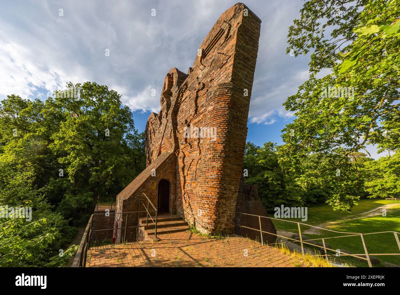 Il Niedersachsenstein fu completato nel 1922 su progetto dell'architetto Bernhard Hoetger, che progettò anche il Böttcherstraße a Brema, ed è di particolare importanza storico-artistica come grande scultura espressionista. AM Thiergarten, Worpswede, bassa Sassonia, Germania Foto Stock