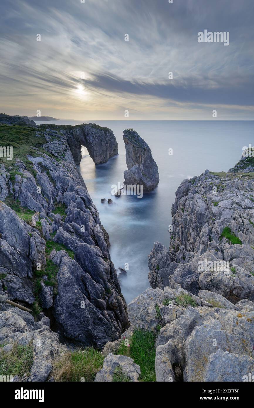 Tramonto sulle scogliere di Infierno con il suo caratteristico punto di riferimento roccioso, nella zona di Ribadesella, Asturie, Spagna Foto Stock