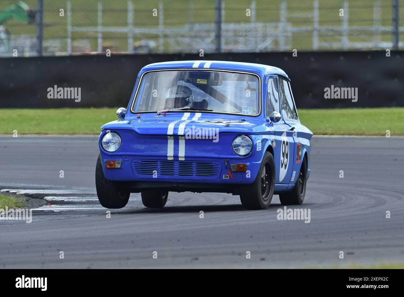 Simon Benoy, Hillman Imp, The Adams & Page Swinging Sixties/Mintex Classic K, quaranta minuti di corsa per l'evento combinato della serie con un pi obbligatorio Foto Stock