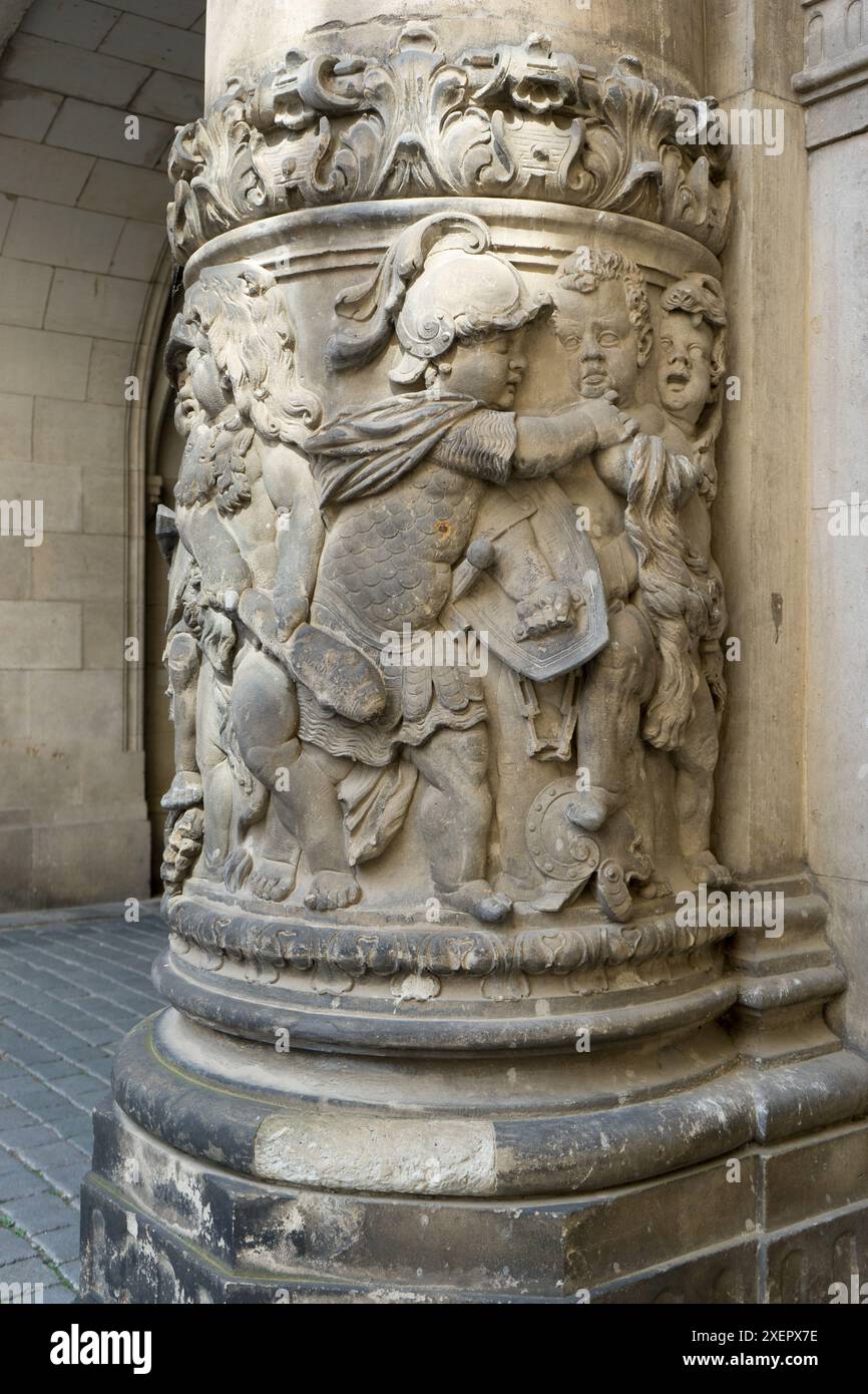 Colonna con sculture in arenaria nello Stallhof Dresda, Sassonia, Germania Foto Stock