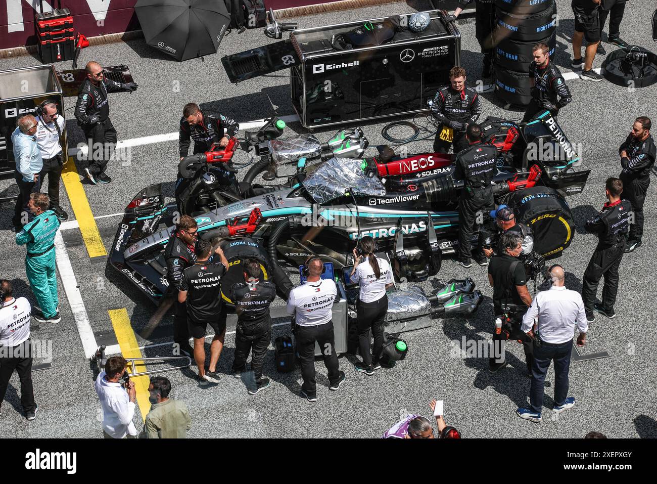Mercedes AMG F1 Team meccanico, mecanico, meccanico partenza griglia durante il Gran Premio d'Austria di Formula 1 Qatar Airways 2024, 11° round del Campionato del mondo di Formula 1 2024 dal 28 al 30 giugno 2024 sul Red Bull Ring, a Spielberg, Austria Foto Stock